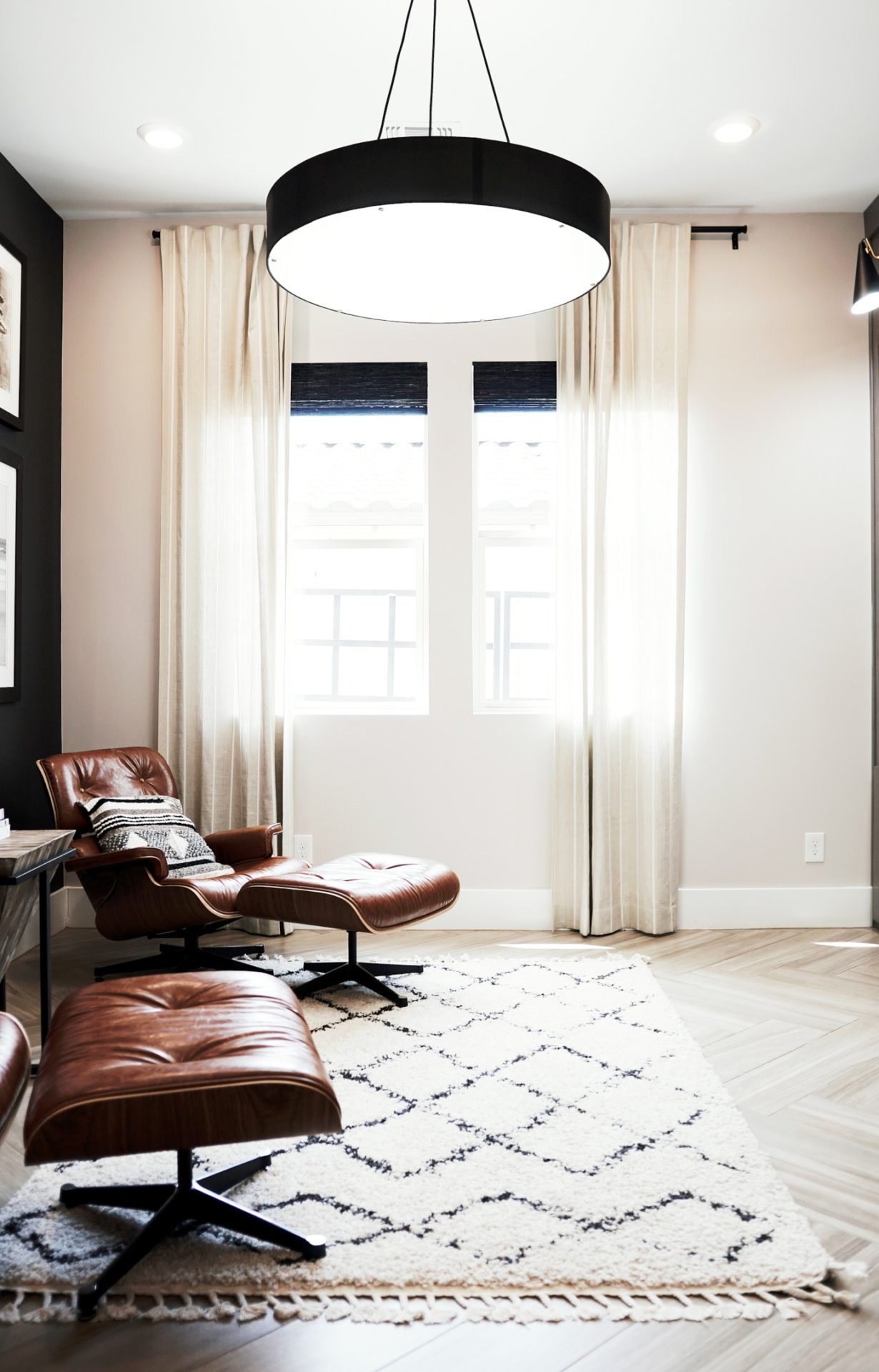 A living room with a mid-century modern and boho style, featuring clean lines, eclectic decor and statement pieces for a balanced look.